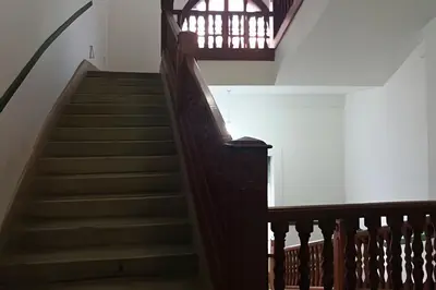 a staircase in a building with a window at Amplio apartamento en Ciudad Amurallada, vista impresionante in Cartagena de Indias