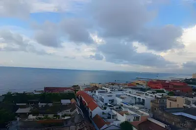 an aerial view of a city and the ocean at Amplio apartamento en Ciudad Amurallada, vista impresionante in Cartagena de Indias