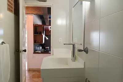 a white bathroom with a sink and a mirror at Amplio apartamento en Ciudad Amurallada, vista impresionante in Cartagena de Indias