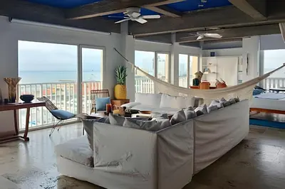 a living room with a couch and a hammock at Amplio apartamento en Ciudad Amurallada, vista impresionante in Cartagena de Indias