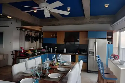 a kitchen with a dining table and a ceiling fan at Amplio apartamento en Ciudad Amurallada, vista impresionante in Cartagena de Indias