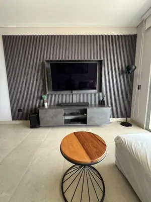 a living room with a table in front of a tv at De Luxe acogedor con vistas al Mar y Atardeceres in Maizal