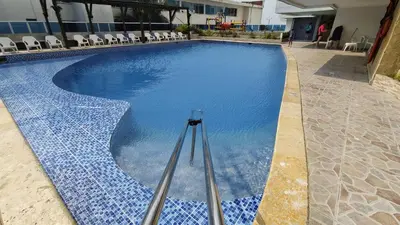 a swimming pool with a camera in front of a building at Apartamento con vista al Laguito, Nuevo Conquistador in Cartagena de Indias