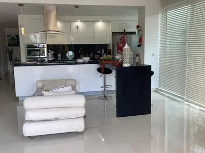 a kitchen with a counter and a chair in a room at Apartamento con excelente Vista al Mar in Cartagena de Indias