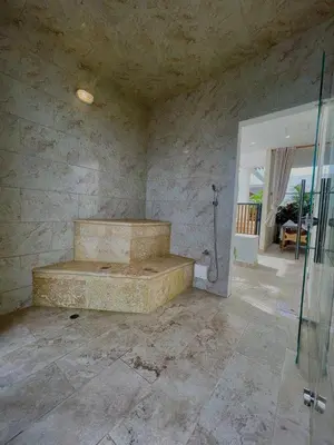 a stone room with a shower and a bench at Exclusivo Apto En Dominique Cartagena in Cartagena de Indias