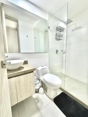 a bathroom with a toilet and a sink and a shower at Excepcional apartamento en zona de negocios in Cartagena de Indias
