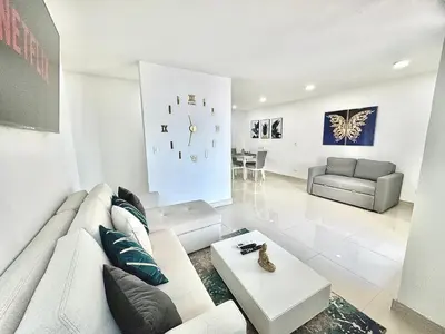 a white living room with a couch and a table at Excepcional apartamento en zona de negocios in Cartagena de Indias