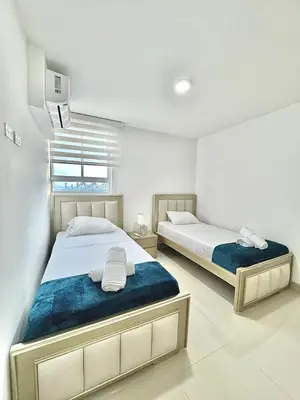 a bedroom with two beds and a window at Excepcional apartamento en zona de negocios in Cartagena de Indias