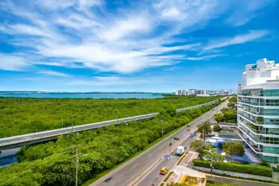 a road in a city with a building at Apartamento de Ensueño!! Sonesta Cartagena Salida Playa Vistas WOW Morros in Cartagena de Indias