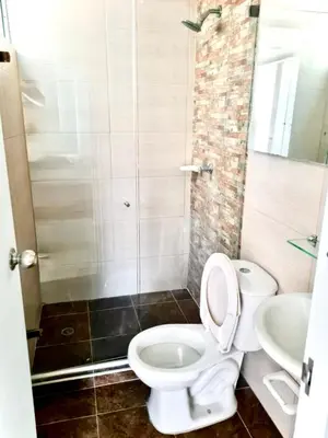 a bathroom with a toilet and a sink at Apartamento con Vistas a la Ciudad in Barranquilla