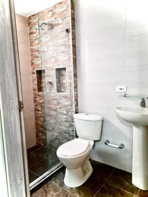 a bathroom with a toilet and a shower and a sink at Apartamento con Vistas a la Ciudad in Barranquilla