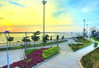 a park with flowers and lights in front of the ocean at APTO LODGE - Confortable y acogedor apartamento al norte de Barranquilla vía a Puerto Colombia in Barranquilla