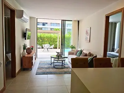 a living room with a couch and a table at Lujoso Apto con Piscina Privada y salida a playa in Cartagena de Indias