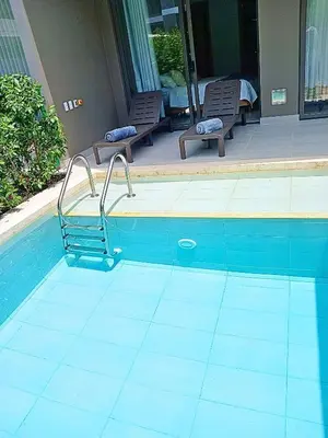 a blue swimming pool with a towel dispenser in it at Lujoso Apto con Piscina Privada y salida a playa in Cartagena de Indias