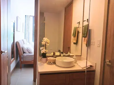 a bathroom with a sink and a mirror at Lujoso Apto con Piscina Privada y salida a playa in Cartagena de Indias