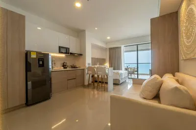 a living room with a couch and a kitchen at Suite de Lujo Frente al Mar CB1525 in Cartagena de Indias