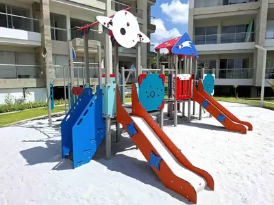 a playground with a slide in front of a building at Baia Kristal - Vacaciones Cartagena Colombia in Cartagena de Indias