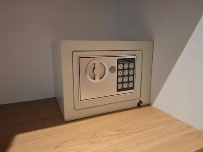 a microwave oven sitting on top of a wooden floor at Baia Kristal - Vacaciones Cartagena Colombia in Cartagena de Indias
