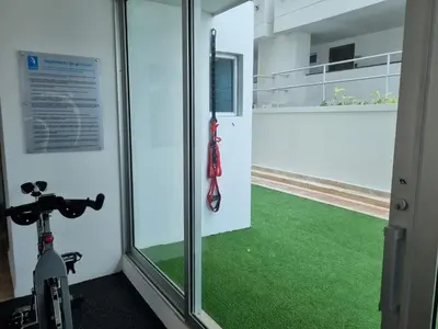 a bike parked next to a window with green grass at Apartamento 1 dormitorio Morros. Vista Mar y Acceso Playa in Cartagena de Indias