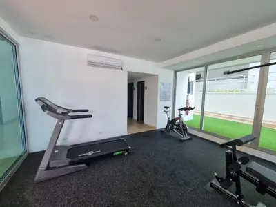 a gym with two treadmills and two exercise bikes at Apartamento 1 dormitorio Morros. Vista Mar y Acceso Playa in Cartagena de Indias