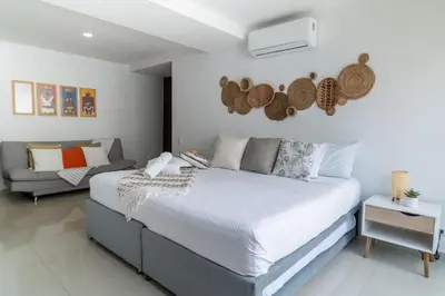 a bedroom with a large bed and a couch at Apartamento 1 dormitorio Morros. Vista Mar y Acceso Playa in Cartagena de Indias