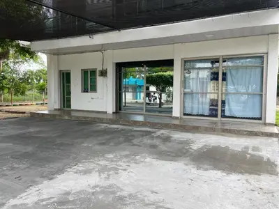 an empty parking lot in front of a building at Habitaciones Melany in Coveñas