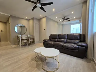 a living room with a leather couch and a table at Moderno apartamento vista al mar y al lago piso 10 in Cartagena de Indias