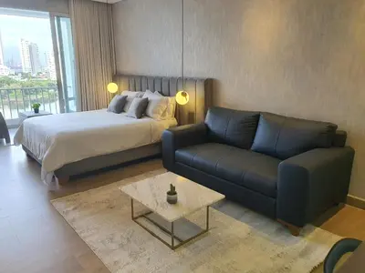 a hotel room with a bed and a couch at Moderna suite con balcón y vista al lago y al mar in Cartagena de Indias