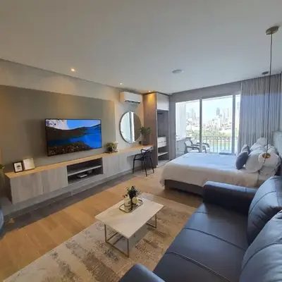 Moderna suite con balcón y vista al lago y al mar