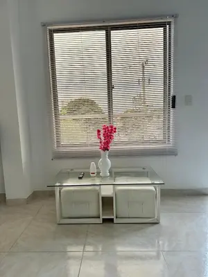 a vase with flowers on a table in a room at Apto 2 hab Cerca del Centro Histórico in Cartagena de Indias