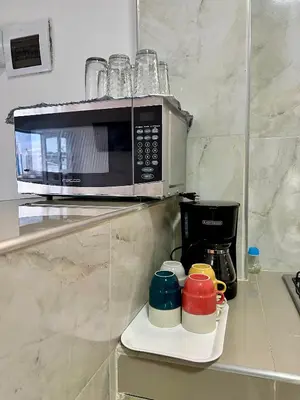a microwave sitting on top of a kitchen counter at Apto 2 hab Cerca del Centro Histórico in Cartagena de Indias