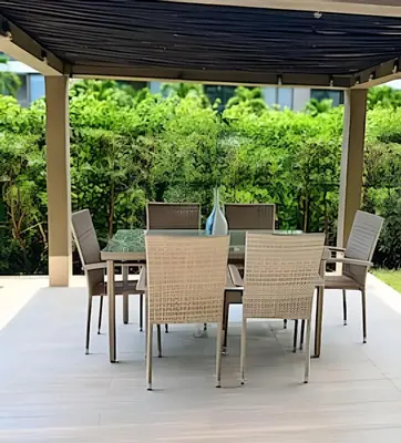 a patio with a table and chairs under a pergola at “Lujoso Apto con Piscina, Terraza Privada y Salida a la Playa” in Cartagena de Indias