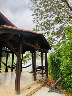 a wooden pavilion with a rope attached to it at Chalet Palo DAgua in Turbaco