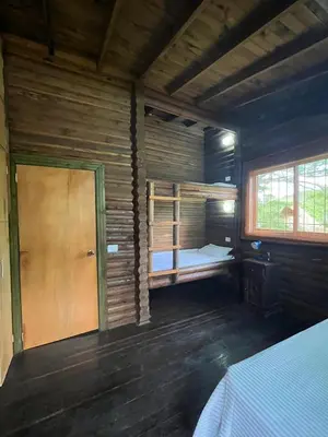 a room with two bunk beds in a cabin at Chalet Palo DAgua in Turbaco