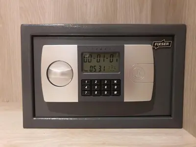 a microwave oven sitting on top of a table at Moderna suite frente al lago cerca a la playa in Cartagena de Indias