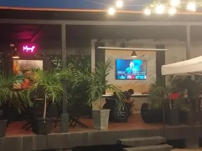 a room with potted plants and a tv at Los paragüitas in Cartagena de Indias