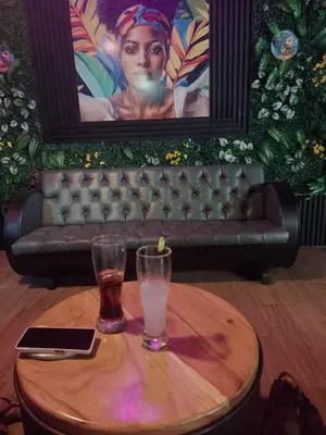 a table with a drink on top of a couch at Los paragüitas in Cartagena de Indias