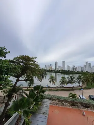 a view of a river with a city in the background at Apartamento con balcón y vista al lago in Cartagena de Indias