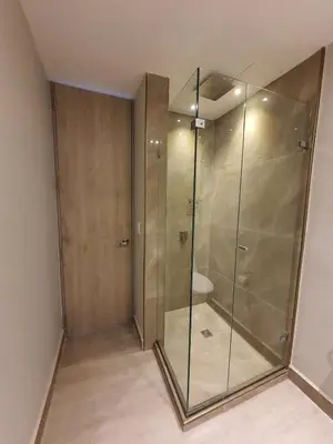 a shower with a glass door in a room at Apartamento con balcón y vista al lago in Cartagena de Indias
