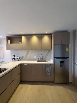 a kitchen with a sink and a refrigerator at Apartamento con balcón y vista al lago in Cartagena de Indias