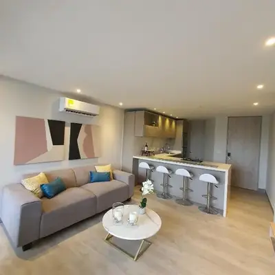 Apartamento con balcón y vista al lago