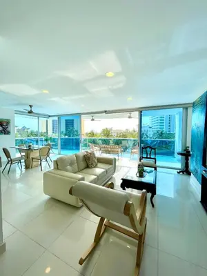 a living room with a couch and a table at Lujo y espacio Bello Horozonte gran apartamento hasta 10 personas in Santa Marta