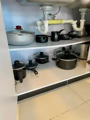 a kitchen with pots and pans on a shelf at Lujo y espacio Bello Horozonte gran apartamento hasta 10 personas in Santa Marta