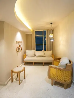 a living room with a couch and a window at Apto moderno, Vista al mar, 3Hab cerca de la playa in Cartagena de Indias
