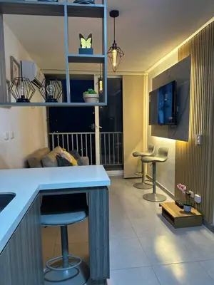 a living room with a blue counter and a tv at Apto moderno, Vista al mar, 3Hab cerca de la playa in Cartagena de Indias