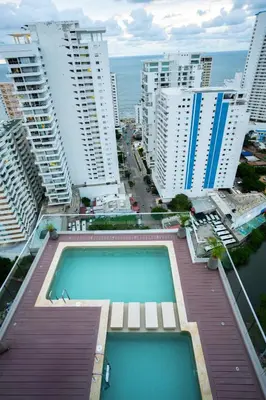 an overhead view of a swimming pool in a city with tall buildings at Apto moderno, Vista al mar, 3Hab cerca de la playa in Cartagena de Indias