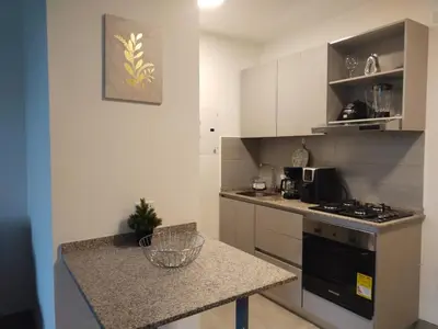 a kitchen with a stove and a counter top at Estrene en Santa Marta vía Barranquilla a 10 minutos aeropuerto, acceso y vista al mar in Santa Marta