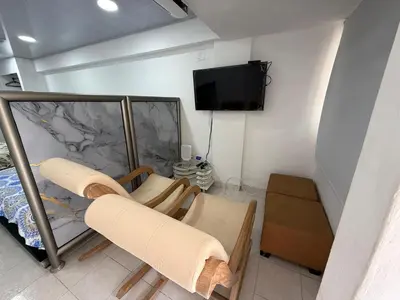 a room with two chairs and a flat screen tv at Hermoso estudio en Cartagena edificio frente al mar in Cartagena de Indias