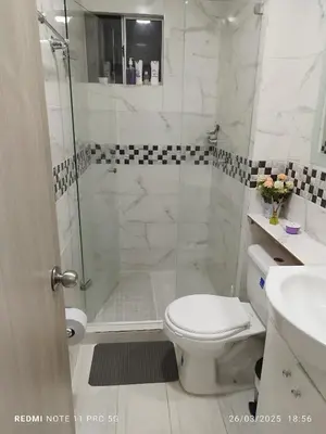 a bathroom with a shower and a toilet and a sink at Apartamento turístico cerca al mar en Cartagena in Cartagena de Indias