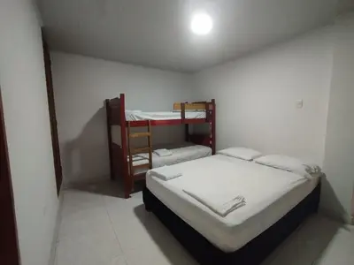 a room with two bunk beds and a shelf at Casa Turistica Parador Verona in Cartagena de Indias